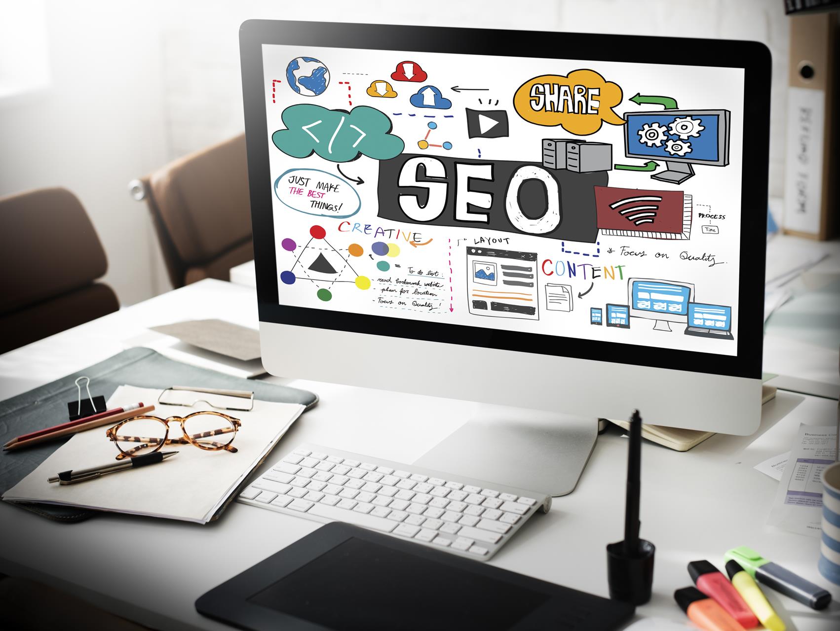 Strategia SEO nel 2023 - computer con SEO