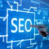 Fino a pochi anni fa, posizionarsi su Google significava ottimizzare testi, keyword e backlink. Oggi non basta più. Con l’introduzione dell’Intelligenza Artificiale nei motori di ricerca e l’evoluzione del comportamento degli utenti, è nata una nuova disciplina: la Search Experience Optimization (SXO). La SXO unisce SEO e UX (User Experience) per creare pagine che non solo attraggano traffico, ma offrano un’esperienza di valore, fluida, veloce e coinvolgente. E l’intelligenza artificiale sta accelerando questa trasformazione. Cos’è la Search Experience Optimization? La Search Experience Optimization è l’insieme di tecniche volte a: Migliorare il posizionamento organico Ottimizzare la qualità dell’esperienza utente dopo il clic Aumentare conversioni, interazioni e retention In altre parole: non basta farsi trovare, bisogna anche saper trattenere, coinvolgere e convincere. Perché la SEO classica non basta più Google, Bing e gli altri motori stanno diventando motori di risposta e interazione grazie all’intelligenza artificiale generativa. Con l’introduzione di strumenti come Search Generative Experience (SGE), le ricerche stanno cambiando: 🧠 L’AI fornisce sintesi intelligenti prima dei risultati classici 🔍 I risultati diventano conversazionali e personalizzati 🎯 I contenuti devono anticipare intenti e contesti In questo scenario, ottimizzare solo per keyword è limitante. Serve creare valore reale, offrendo contenuti utili, chiari e ben strutturati. Come integrare SEO, UX e AI per una SXO efficace 1. 🎯 Conosci l’intento di ricerca Segmenta i contenuti in base agli intent (informativo, transazionale, navigazionale) e crea contenuti mirati, esaustivi e utili. 2. ⚡ Migliora la velocità e la struttura del sito SXO significa anche ottimizzazione tecnica: velocità di caricamento, struttura dei titoli, navigabilità mobile e accessibilità. 3. 🧠 Usa l’IA per migliorare i contenuti Strumenti AI come ChatGPT, Claude, Jasper o SurferSEO possono aiutarti a: Identificare domande frequenti Scrivere testi ottimizzati Generare varianti e contenuti localizzati Migliorare la leggibilità 4. 🔍 Ottimizza per la ricerca conversazionale Prepara contenuti che rispondano a domande precise e complesse, usando strutture semantiche, FAQ, paragrafi brevi e risposte dirette. 5. 📈 Monitora esperienza e performance Utilizza strumenti come Google Search Console, Hotjar, Looker Studio e Clarity per analizzare: CTR (click-through rate) Tempo medio sulla pagina Scroll depth Conversion rate SXO e AI: vantaggi concreti per il tuo business 📊 Migliore qualità del traffico organico 🚀 Aumento delle conversioni da SEO 🔐 Maggiore credibilità e autorevolezza percepita 💡 Contenuti in linea con le aspettative reali dell’utente Esempio pratico: da SEO a SXO Un’azienda nel settore formazione ha trasformato le sue pagine corso: Da semplici descrizioni testuali → a esperienze interattive con contenuti modulari, testimonial video e sezioni FAQ Search Experience Optimization e Intelligenza Artificiale: il futuro oltre la SEO tradizionale Conclusione: non è più solo SEO, è esperienza La Search Experience Optimization è oggi la naturale evoluzione della SEO. L’obiettivo non è solo farsi trovare, ma offrire un’esperienza all’altezza dell’intento dell’utente. Con l’aiuto dell’Intelligenza Artificiale, è possibile anticipare esigenze, migliorare la qualità dei contenuti e rendere ogni visita un percorso di valore.