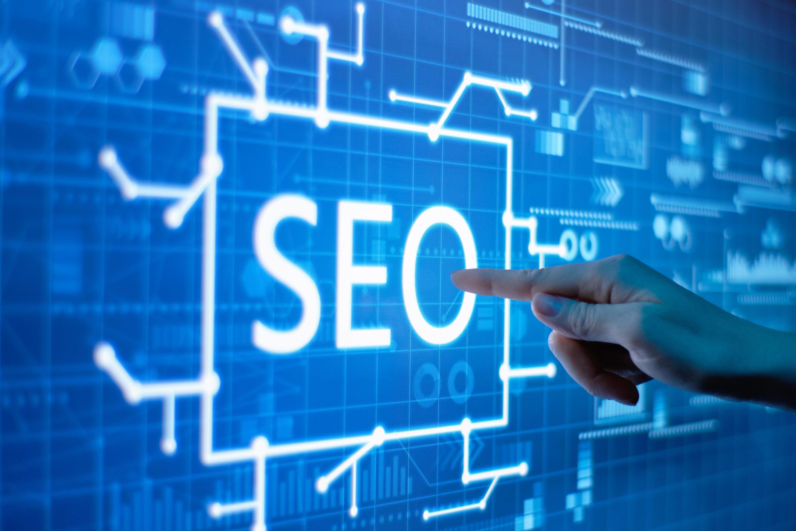 Fino a pochi anni fa, posizionarsi su Google significava ottimizzare testi, keyword e backlink. Oggi non basta più. Con l’introduzione dell’Intelligenza Artificiale nei motori di ricerca e l’evoluzione del comportamento degli utenti, è nata una nuova disciplina: la Search Experience Optimization (SXO). La SXO unisce SEO e UX (User Experience) per creare pagine che non solo attraggano traffico, ma offrano un’esperienza di valore, fluida, veloce e coinvolgente. E l’intelligenza artificiale sta accelerando questa trasformazione. Cos’è la Search Experience Optimization? La Search Experience Optimization è l’insieme di tecniche volte a: Migliorare il posizionamento organico Ottimizzare la qualità dell’esperienza utente dopo il clic Aumentare conversioni, interazioni e retention In altre parole: non basta farsi trovare, bisogna anche saper trattenere, coinvolgere e convincere. Perché la SEO classica non basta più Google, Bing e gli altri motori stanno diventando motori di risposta e interazione grazie all’intelligenza artificiale generativa. Con l’introduzione di strumenti come Search Generative Experience (SGE), le ricerche stanno cambiando: 🧠 L’AI fornisce sintesi intelligenti prima dei risultati classici 🔍 I risultati diventano conversazionali e personalizzati 🎯 I contenuti devono anticipare intenti e contesti In questo scenario, ottimizzare solo per keyword è limitante. Serve creare valore reale, offrendo contenuti utili, chiari e ben strutturati. Come integrare SEO, UX e AI per una SXO efficace 1. 🎯 Conosci l’intento di ricerca Segmenta i contenuti in base agli intent (informativo, transazionale, navigazionale) e crea contenuti mirati, esaustivi e utili. 2. ⚡ Migliora la velocità e la struttura del sito SXO significa anche ottimizzazione tecnica: velocità di caricamento, struttura dei titoli, navigabilità mobile e accessibilità. 3. 🧠 Usa l’IA per migliorare i contenuti Strumenti AI come ChatGPT, Claude, Jasper o SurferSEO possono aiutarti a: Identificare domande frequenti Scrivere testi ottimizzati Generare varianti e contenuti localizzati Migliorare la leggibilità 4. 🔍 Ottimizza per la ricerca conversazionale Prepara contenuti che rispondano a domande precise e complesse, usando strutture semantiche, FAQ, paragrafi brevi e risposte dirette. 5. 📈 Monitora esperienza e performance Utilizza strumenti come Google Search Console, Hotjar, Looker Studio e Clarity per analizzare: CTR (click-through rate) Tempo medio sulla pagina Scroll depth Conversion rate SXO e AI: vantaggi concreti per il tuo business 📊 Migliore qualità del traffico organico 🚀 Aumento delle conversioni da SEO 🔐 Maggiore credibilità e autorevolezza percepita 💡 Contenuti in linea con le aspettative reali dell’utente Esempio pratico: da SEO a SXO Un’azienda nel settore formazione ha trasformato le sue pagine corso: Da semplici descrizioni testuali → a esperienze interattive con contenuti modulari, testimonial video e sezioni FAQ Search Experience Optimization e Intelligenza Artificiale: il futuro oltre la SEO tradizionale Conclusione: non è più solo SEO, è esperienza La Search Experience Optimization è oggi la naturale evoluzione della SEO. L’obiettivo non è solo farsi trovare, ma offrire un’esperienza all’altezza dell’intento dell’utente. Con l’aiuto dell’Intelligenza Artificiale, è possibile anticipare esigenze, migliorare la qualità dei contenuti e rendere ogni visita un percorso di valore.